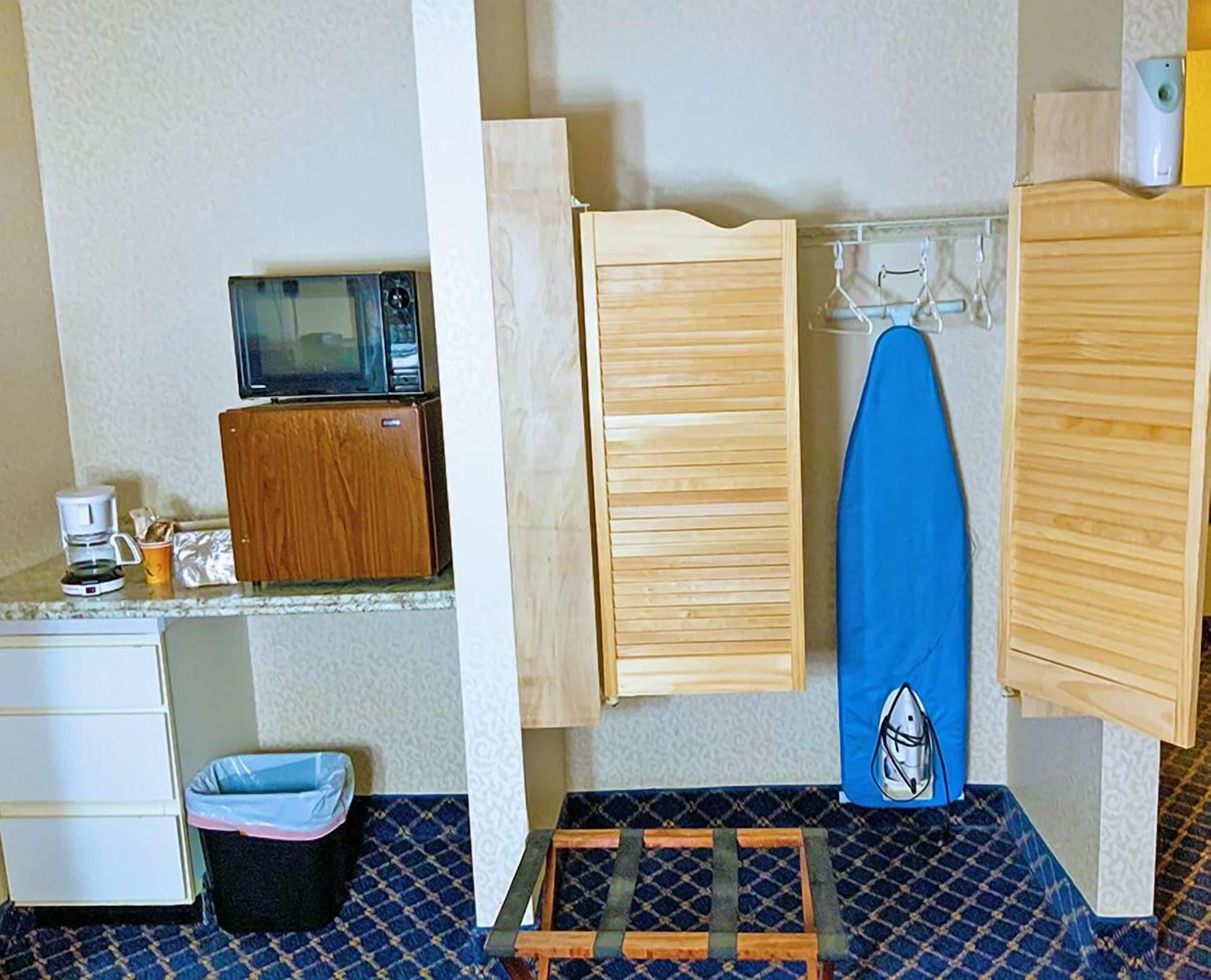 Regency Inn & Suites 웨스트 스프링필드 외부 사진