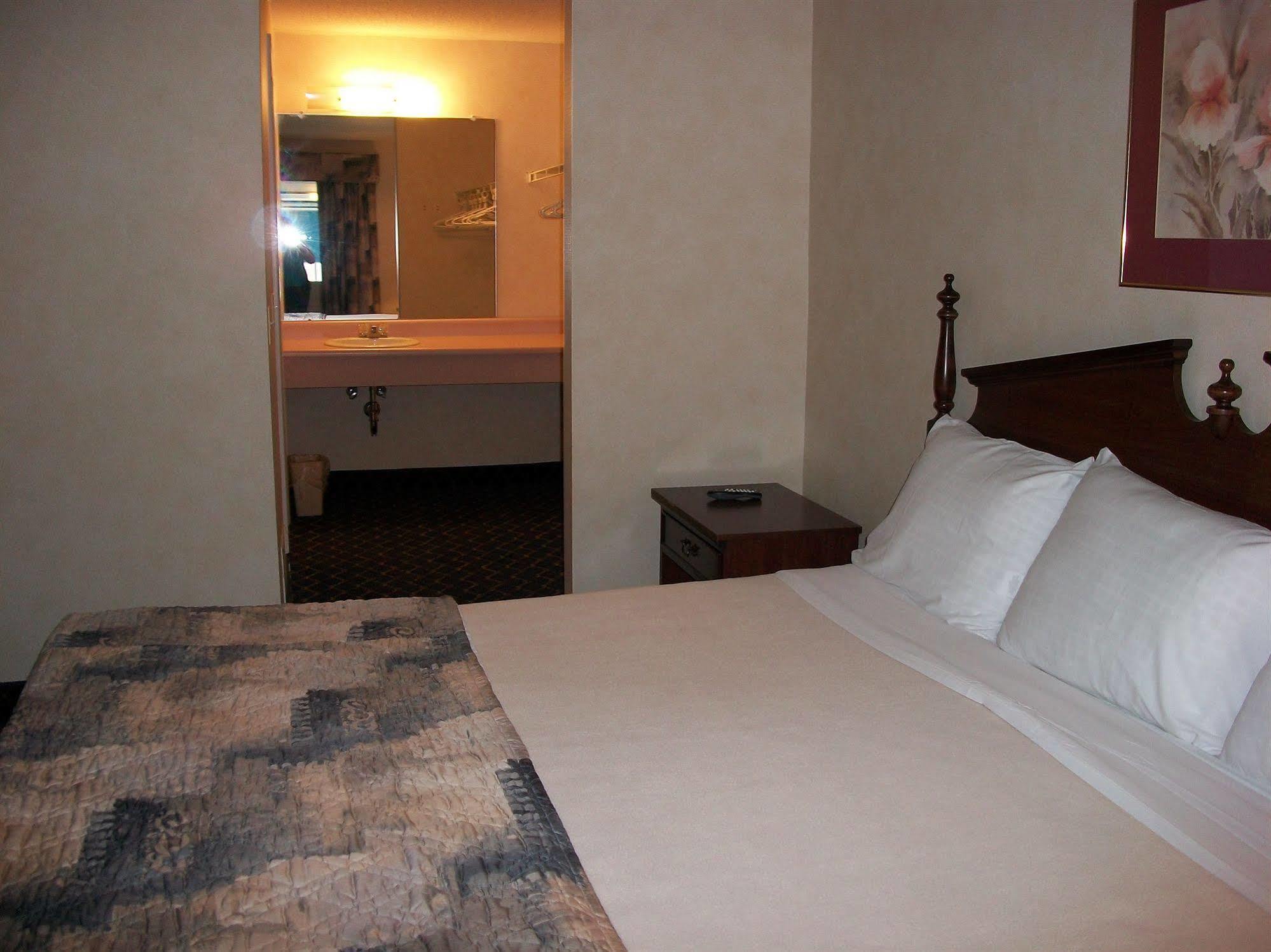 Regency Inn & Suites 웨스트 스프링필드 외부 사진